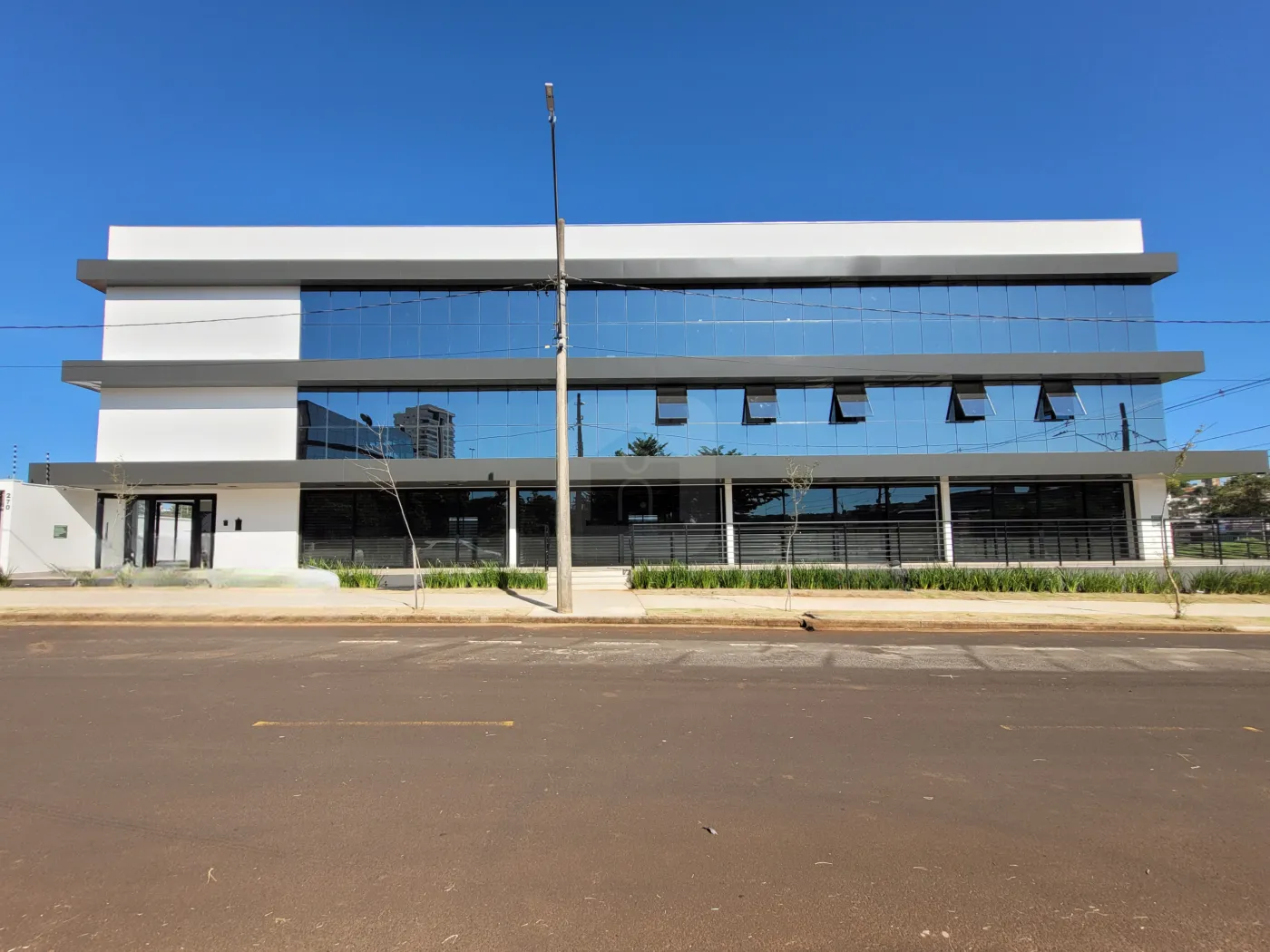 Alugar Comercial / Loja em Uberl&acirc;ndia R$ 6.175,00 - Foto 1
