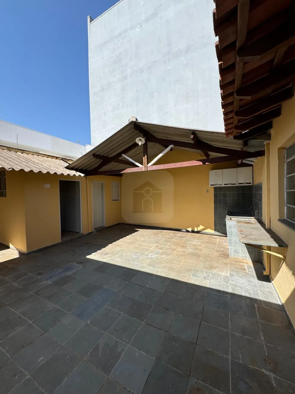 Alugar Comercial / Casa Comercial em Araguari R$ 1.700,00 - Foto 13