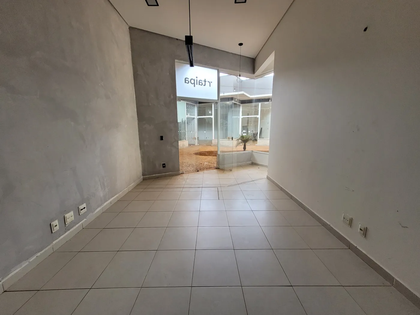 Alugar Comercial / Loja em Uberl&acirc;ndia R$ 850,00 - Foto 4