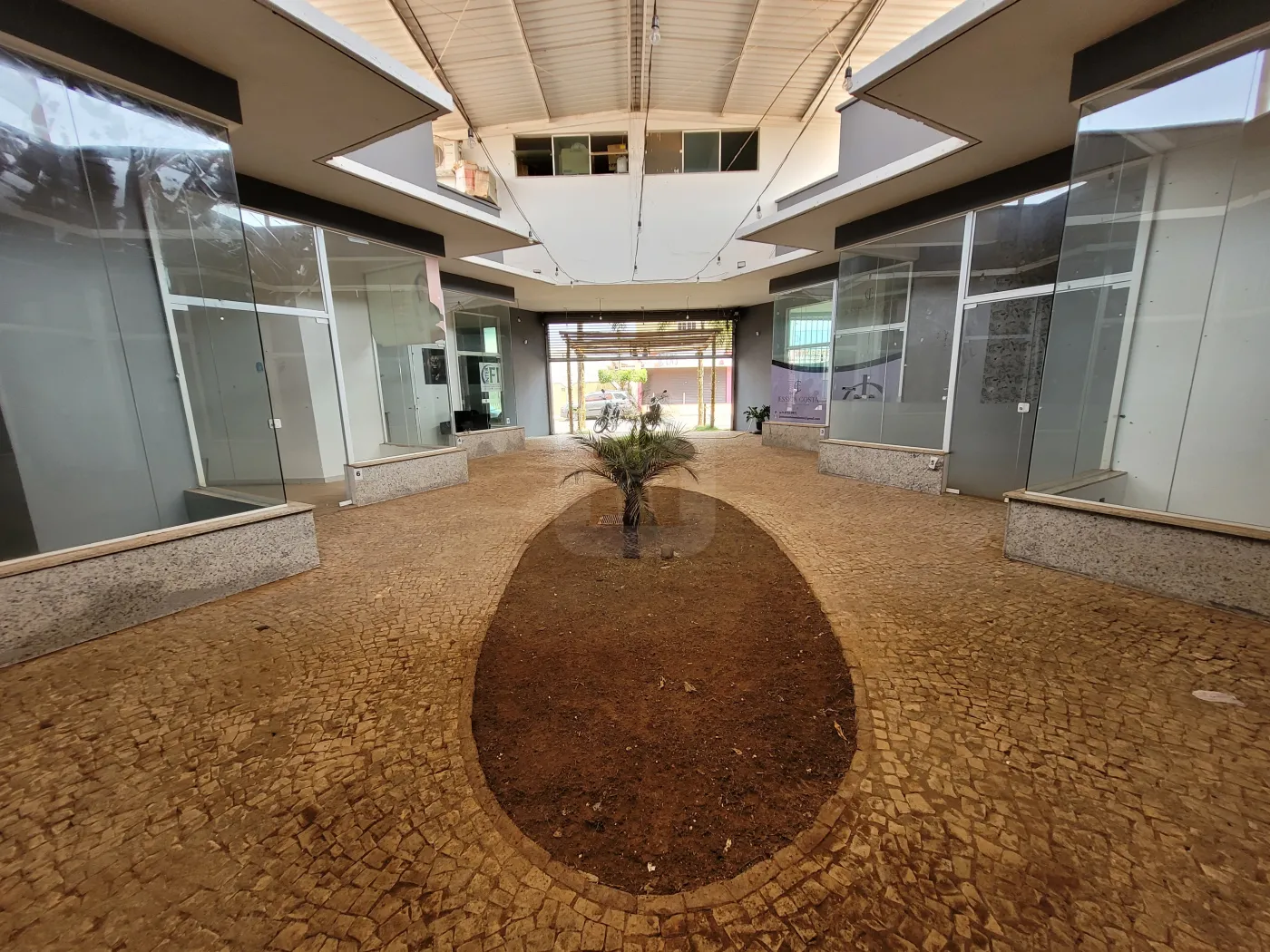 Alugar Comercial / Loja em Uberl&acirc;ndia R$ 850,00 - Foto 2