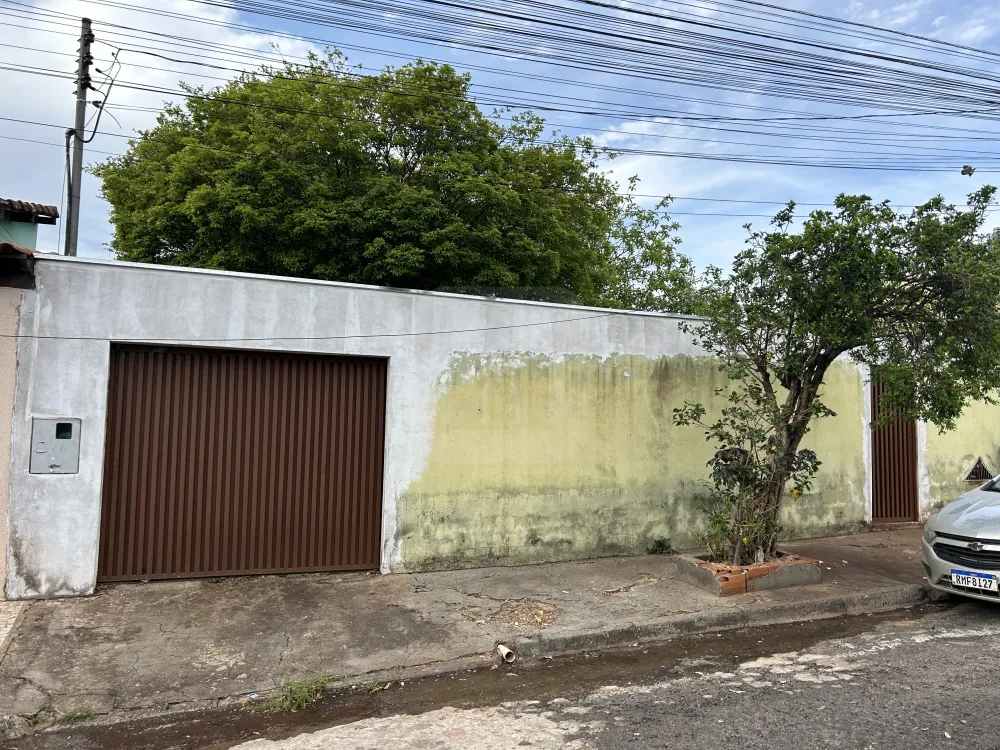 Alugar Casa / Padr&atilde;o em Uberl&acirc;ndia R$ 1.800,00 - Foto 1