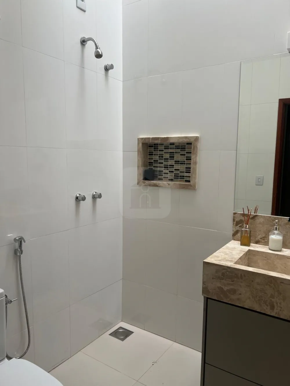 Alugar Casa / Padr&atilde;o em Uberl&acirc;ndia R$ 6.000,00 - Foto 9