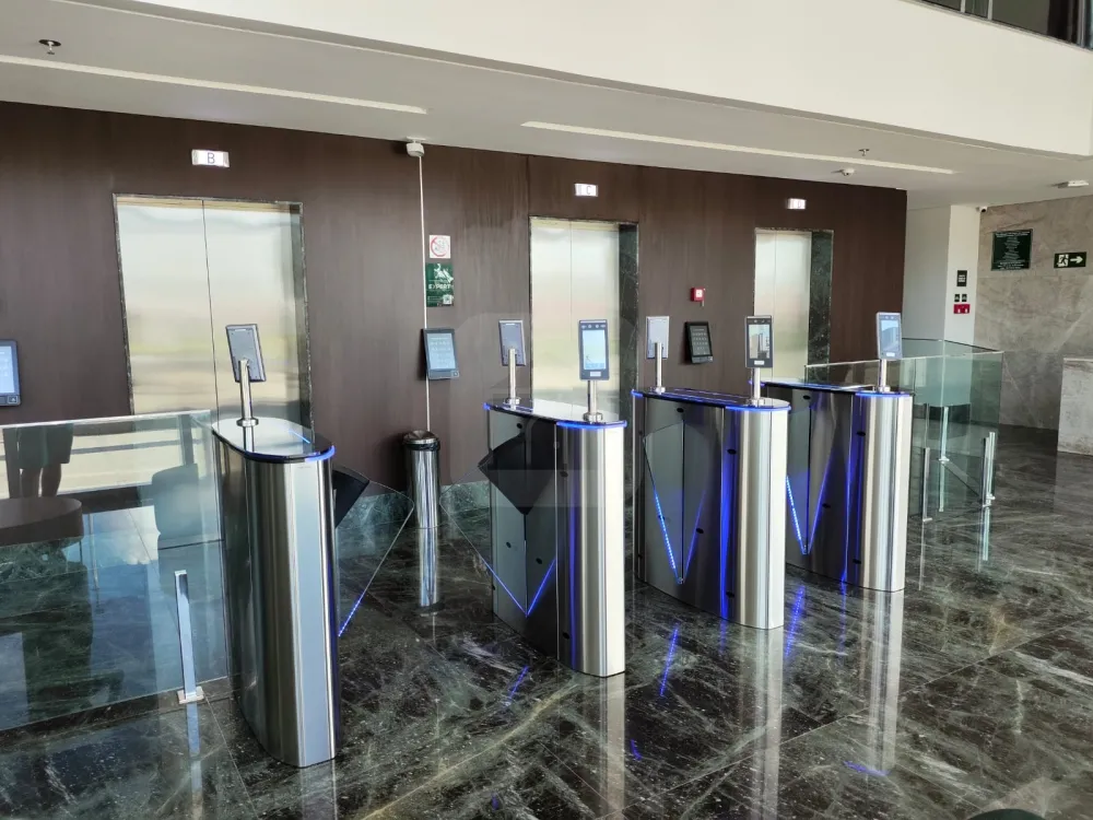 Comprar Comercial / Sala Comercial Condom&iacute;nio em Uberl&acirc;ndia R$ 335.000,00 - Foto 3