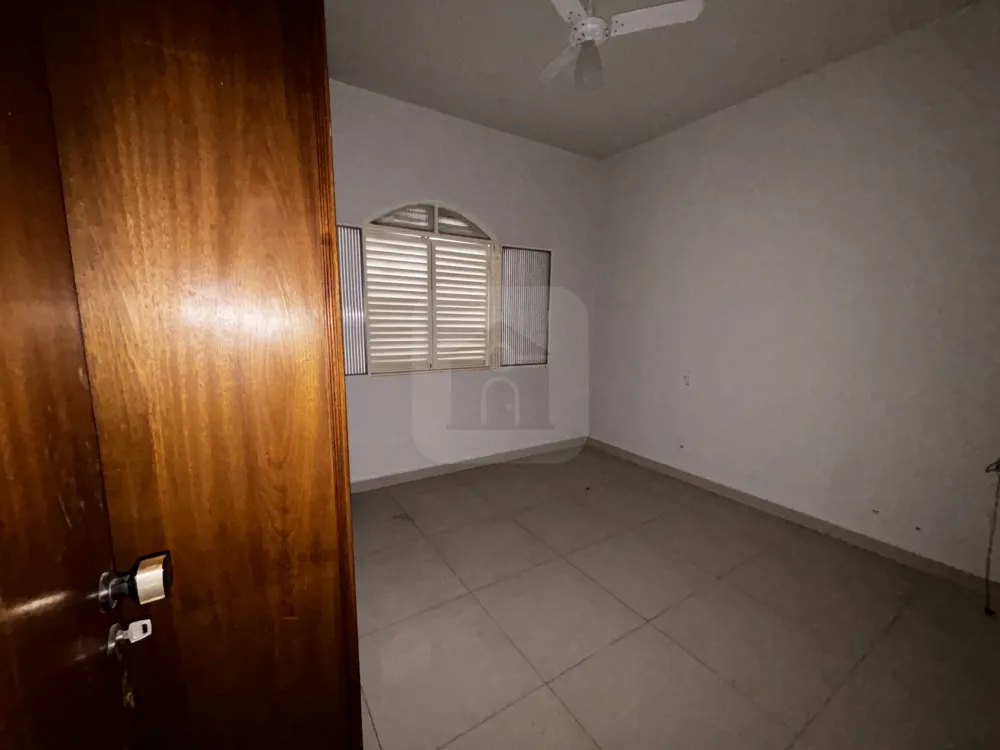 Alugar Casa / Padr&atilde;o em Uberl&acirc;ndia R$ 3.900,00 - Foto 2