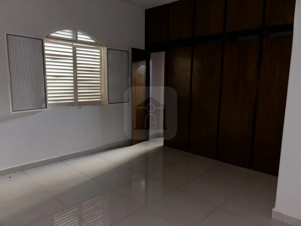 Alugar Casa / Padr&atilde;o em Uberl&acirc;ndia R$ 3.900,00 - Foto 4