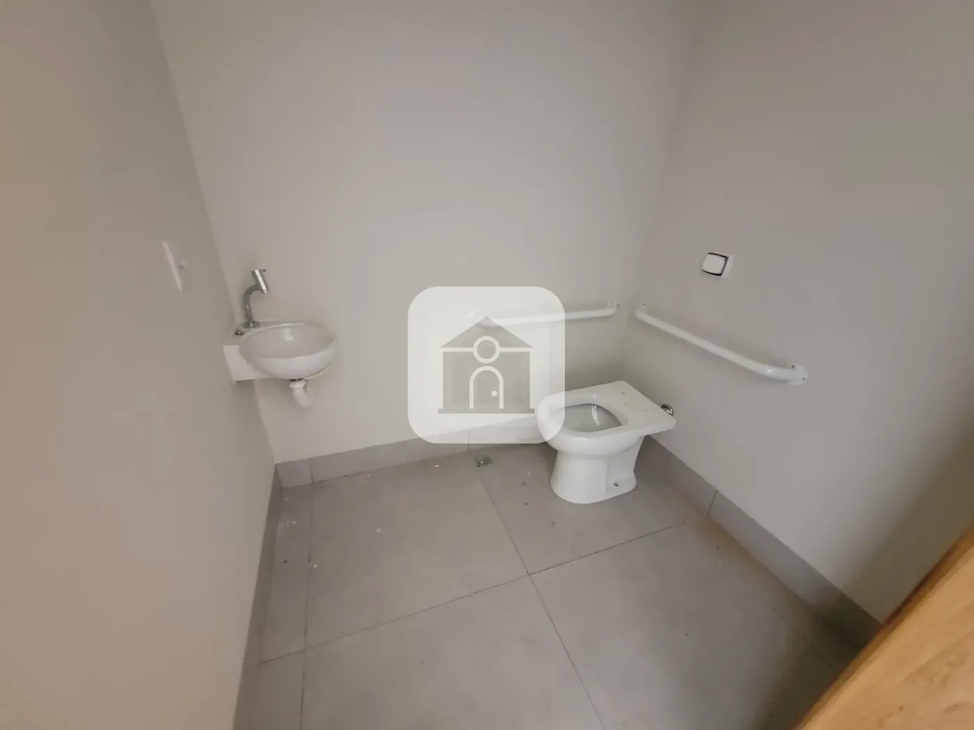Alugar Comercial / Loja em Uberl&acirc;ndia R$ 1.800,00 - Foto 2