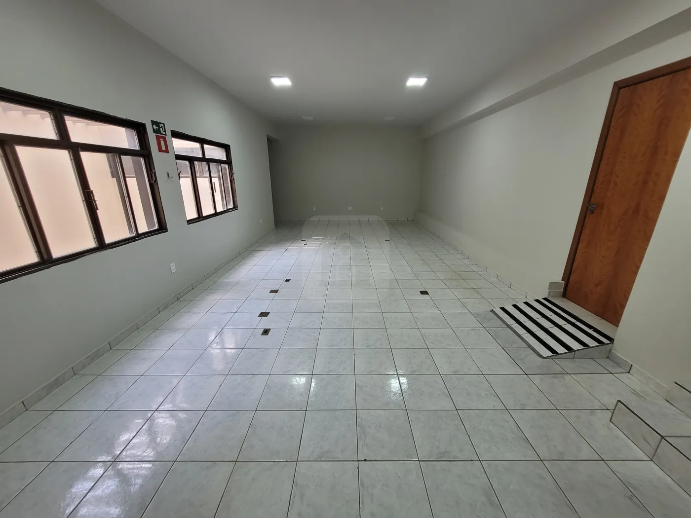 Alugar Comercial / Sobreloja Condom&iacute;nio em Uberl&acirc;ndia R$ 2.300,00 - Foto 4
