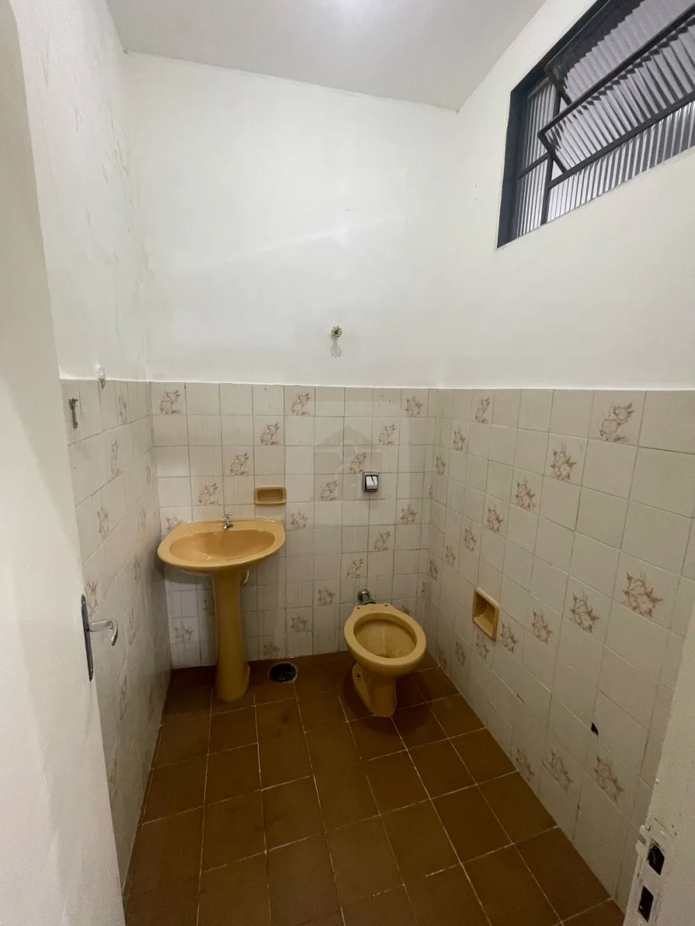 Alugar Comercial / Loja em Araguari R$ 4.500,00 - Foto 8