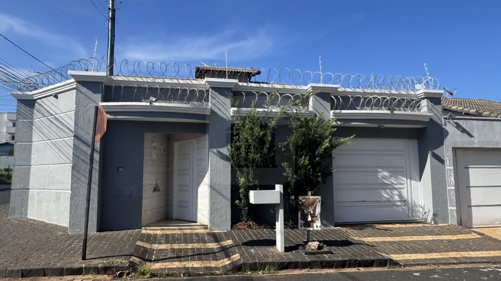 Alugar Casa / Padr&atilde;o em Uberl&acirc;ndia R$ 4.500,00 - Foto 1