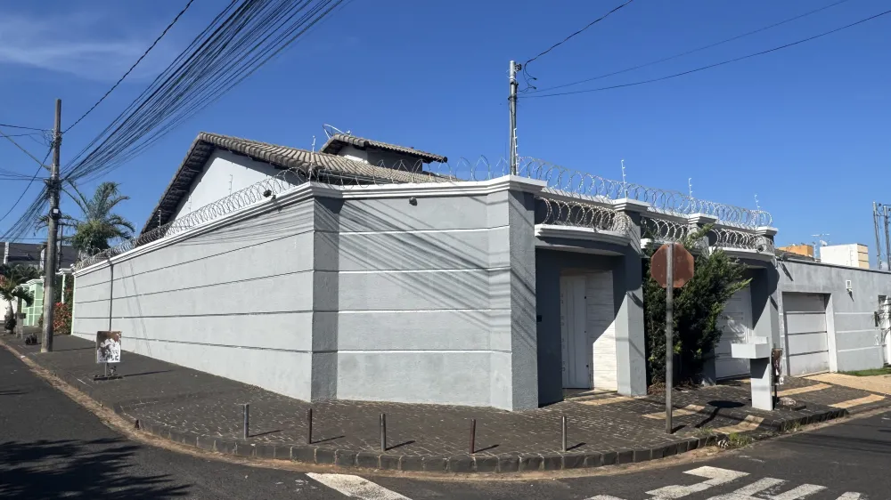 Alugar Casa / Padr&atilde;o em Uberl&acirc;ndia R$ 4.500,00 - Foto 2