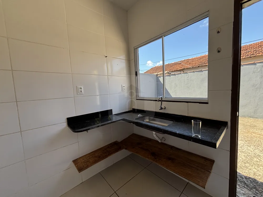 Alugar Casa / Padr&atilde;o em Uberl&acirc;ndia R$ 1.900,00 - Foto 1