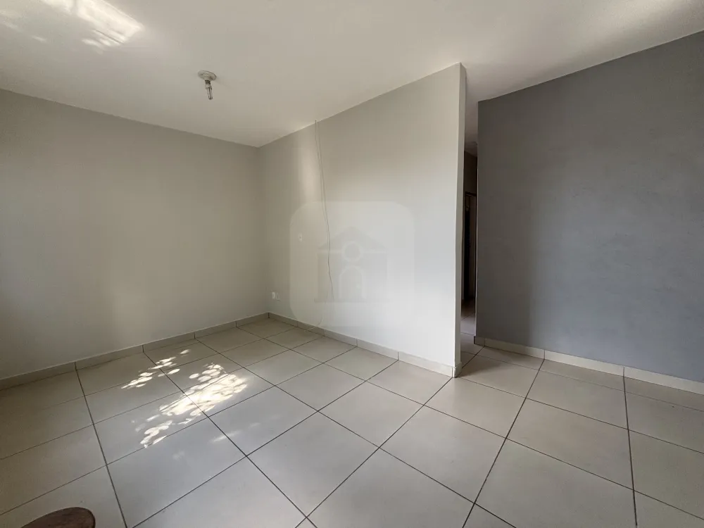 Alugar Casa / Padr&atilde;o em Uberl&acirc;ndia R$ 1.900,00 - Foto 4