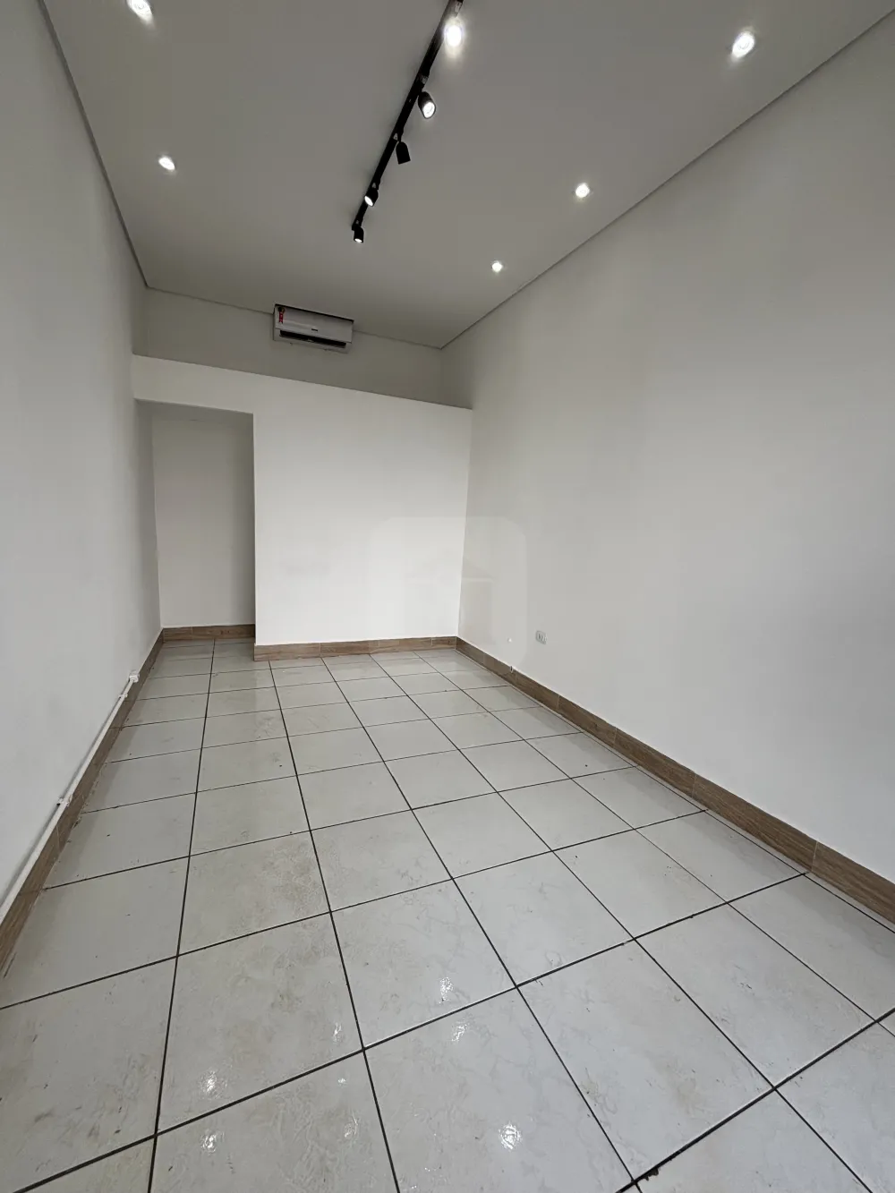 Alugar Comercial / Loja Condom&iacute;nio em Uberl&acirc;ndia R$ 1.750,00 - Foto 1