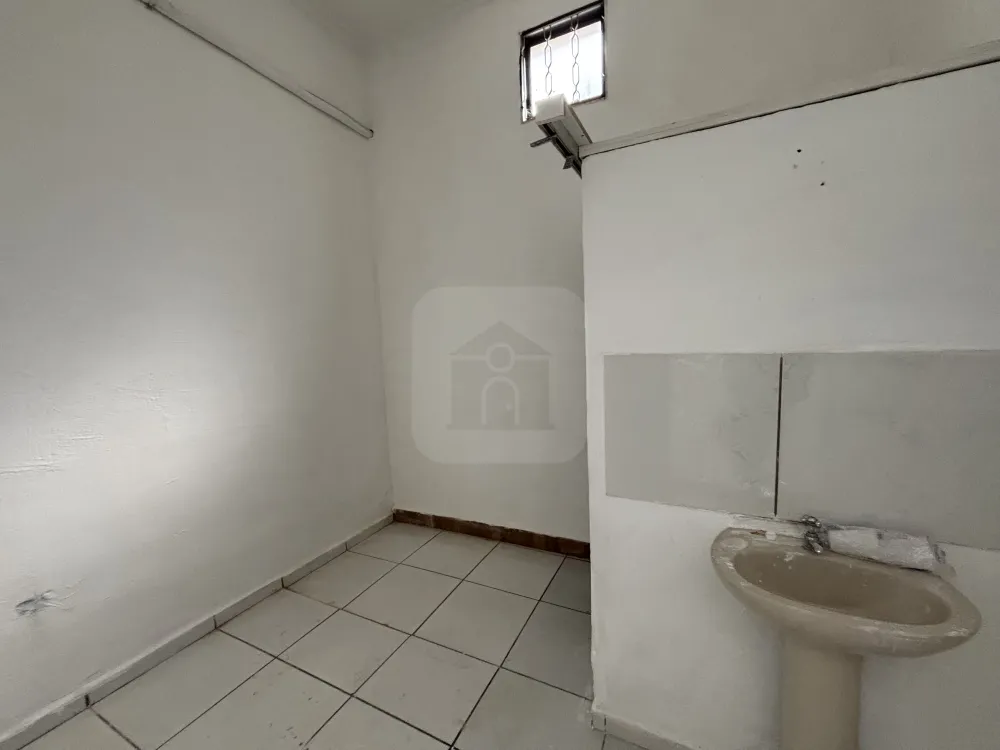 Alugar Comercial / Loja Condom&iacute;nio em Uberl&acirc;ndia R$ 1.750,00 - Foto 2