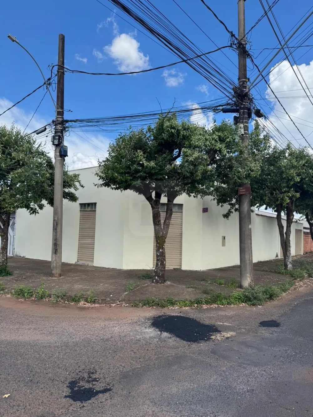 Alugar Casa / Padr&atilde;o em Araguari R$ 1.400,00 - Foto 1