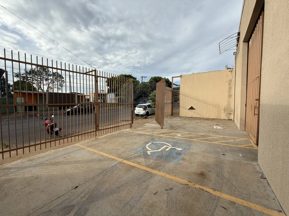 Alugar Comercial / Galp&atilde;o em Uberl&acirc;ndia R$ 6.000,00 - Foto 11