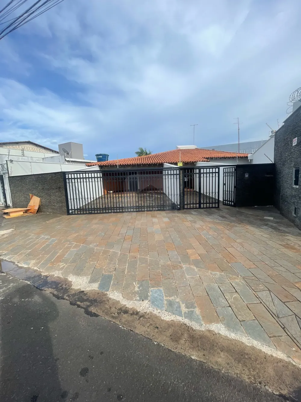Alugar Casa / Padr&atilde;o em Araguari R$ 5.000,00 - Foto 1