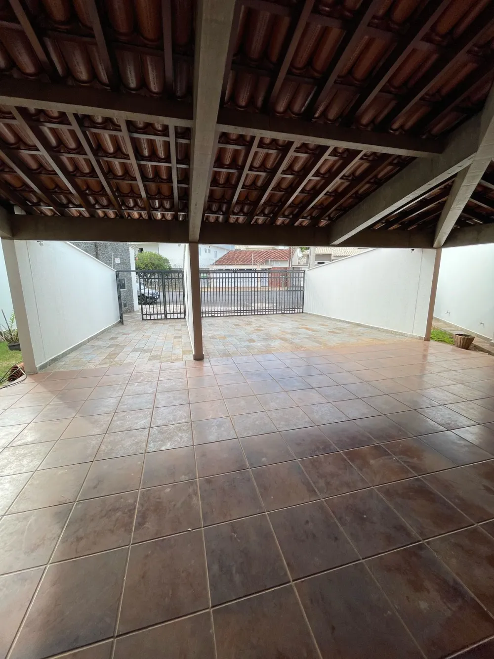 Alugar Casa / Padr&atilde;o em Araguari R$ 5.000,00 - Foto 2