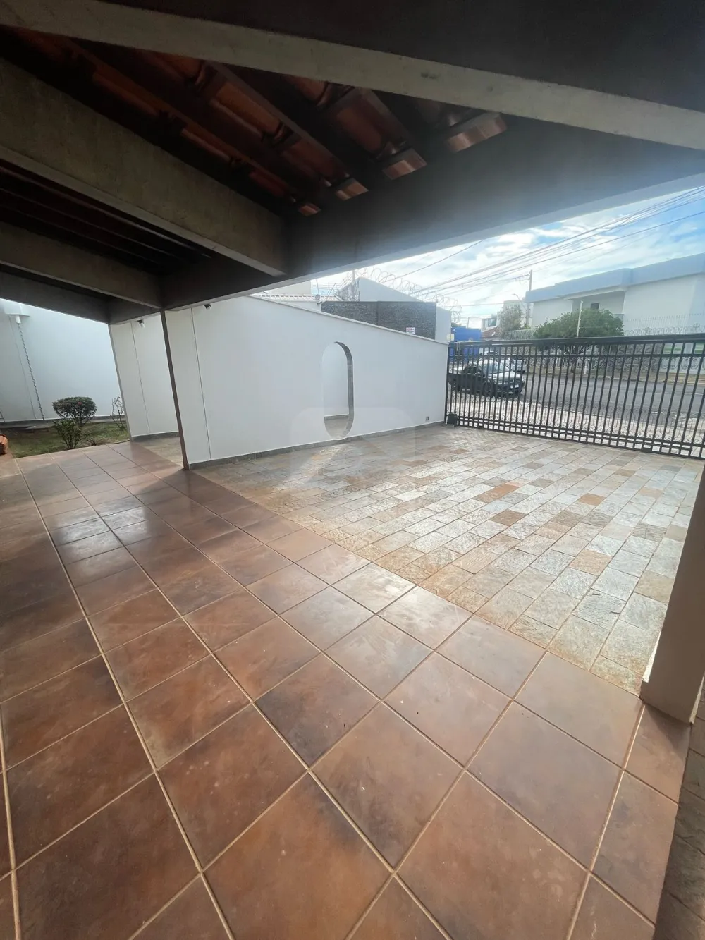 Alugar Casa / Padr&atilde;o em Araguari R$ 5.000,00 - Foto 3
