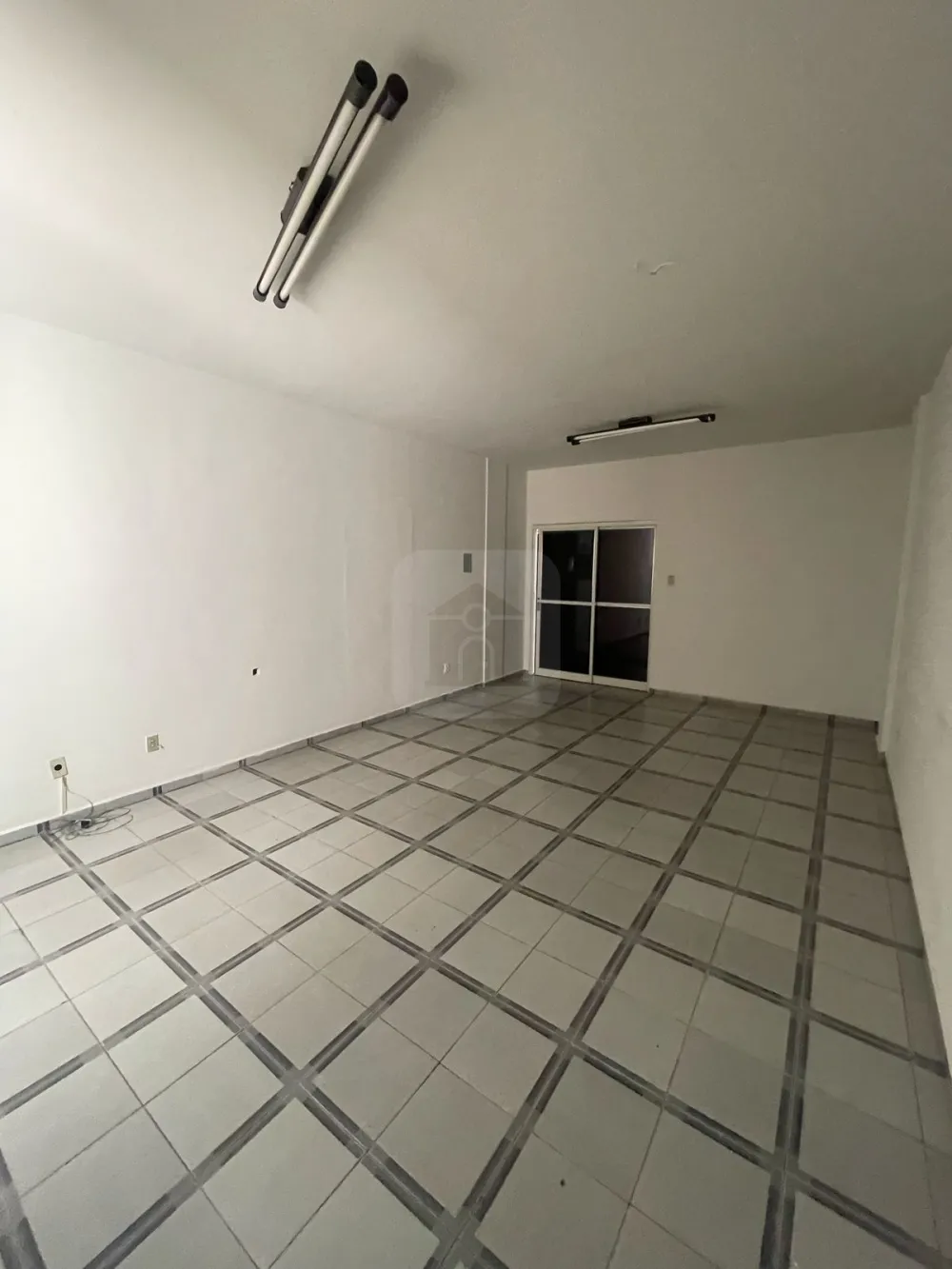 Alugar Comercial / Sala Comercial em Araguari R$ 700,00 - Foto 2