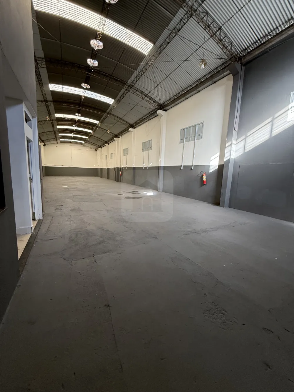 Alugar Comercial / Galp&atilde;o em Uberl&acirc;ndia R$ 7.000,00 - Foto 3