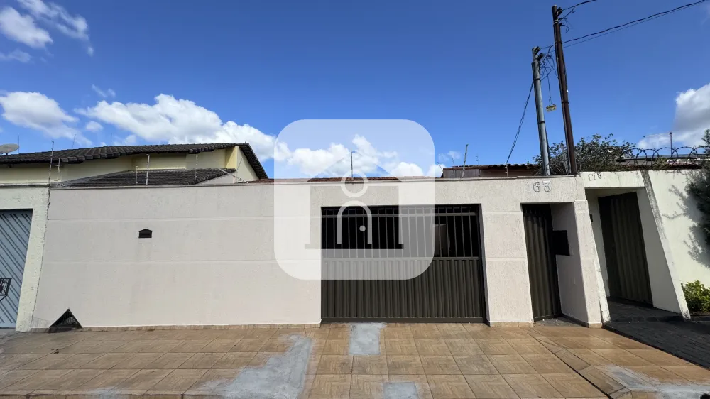 Alugar Casa / Padr&atilde;o em Uberl&acirc;ndia R$ 1.800,00 - Foto 1