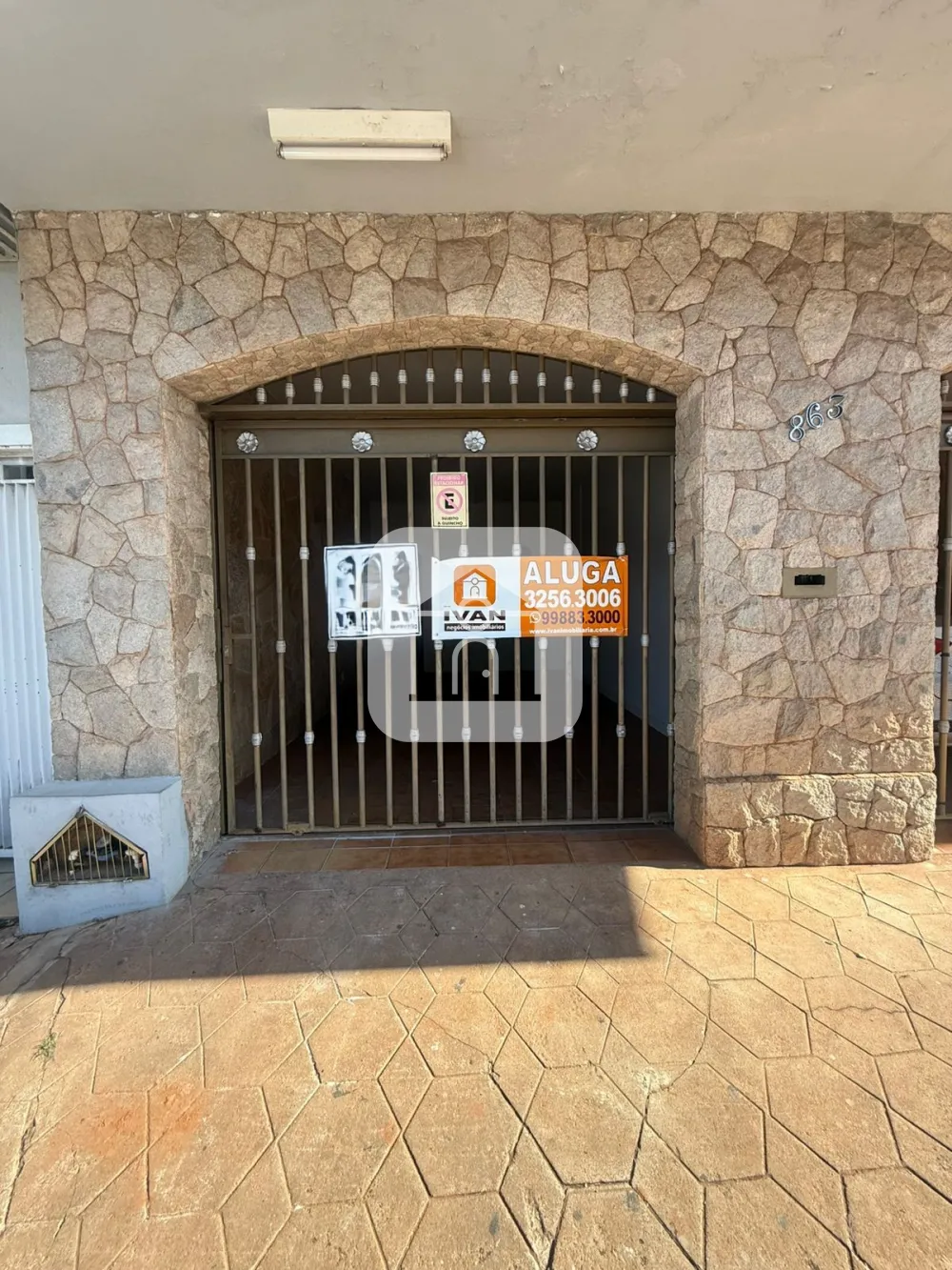 Alugar Casa / Padr&atilde;o em Araguari R$ 1.500,00 - Foto 1