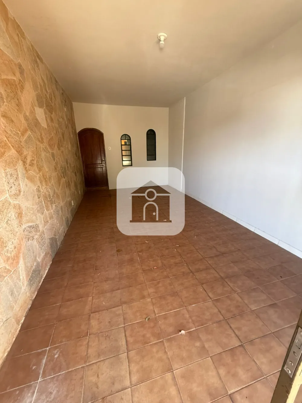 Alugar Casa / Padr&atilde;o em Araguari R$ 1.500,00 - Foto 2