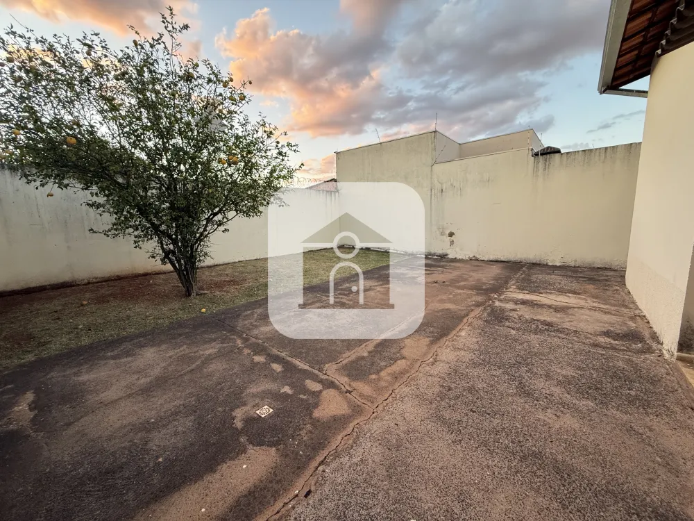 Alugar Casa / Padr&atilde;o em Uberl&acirc;ndia R$ 1.600,00 - Foto 14