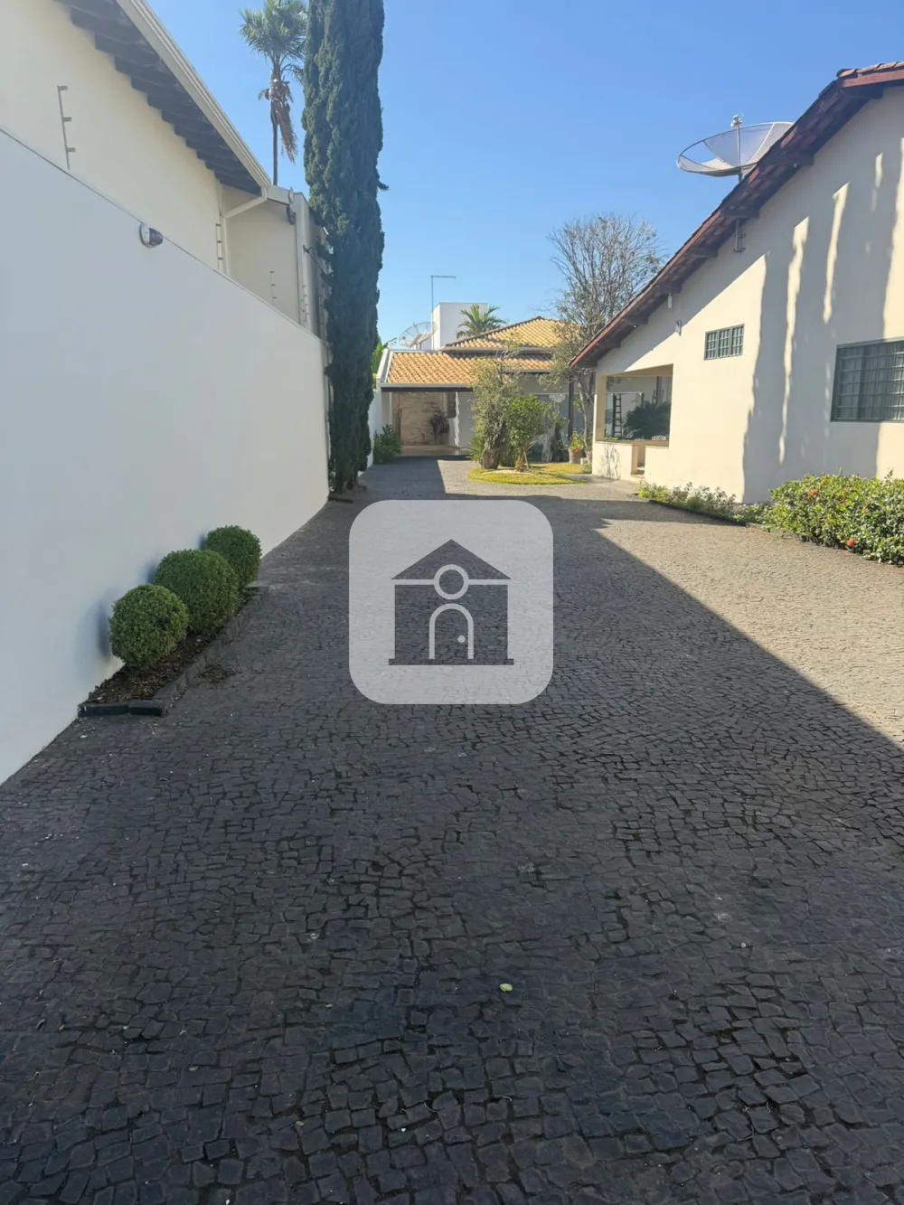 Alugar Casa / Padr&atilde;o em Araguari R$ 2.450,00 - Foto 2