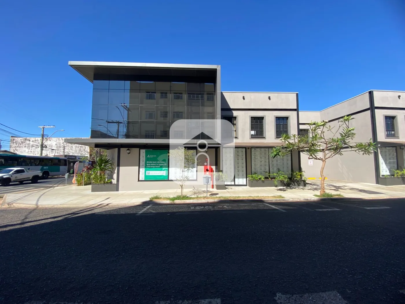 Alugar Comercial / Loja Condom&iacute;nio em Uberl&acirc;ndia R$ 3.892,00 - Foto 2