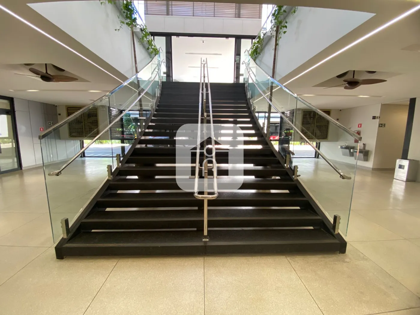 Alugar Comercial / Loja Condom&iacute;nio em Uberl&acirc;ndia R$ 3.999,00 - Foto 1