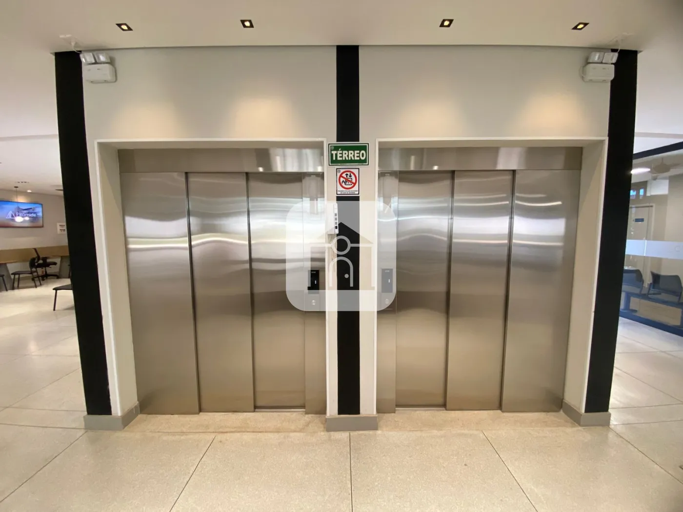 Alugar Comercial / Loja Condom&iacute;nio em Uberl&acirc;ndia R$ 4.372,00 - Foto 1