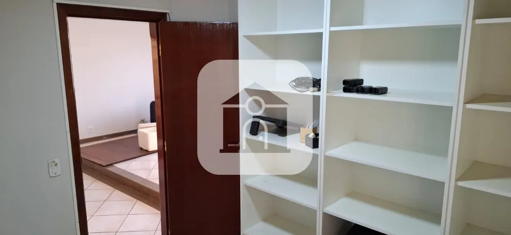 Alugar Casa / Padr&atilde;o em Uberl&acirc;ndia R$ 5.000,00 - Foto 9