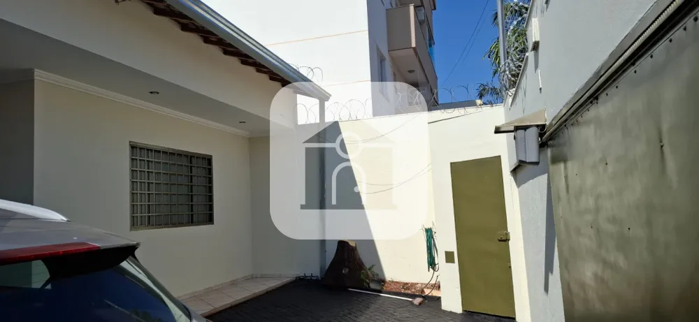 Alugar Casa / Padr&atilde;o em Uberl&acirc;ndia R$ 5.000,00 - Foto 2