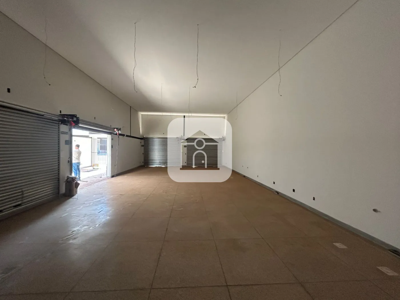 Alugar Comercial / Loja Condom&iacute;nio em Uberl&acirc;ndia R$ 900,00 - Foto 2