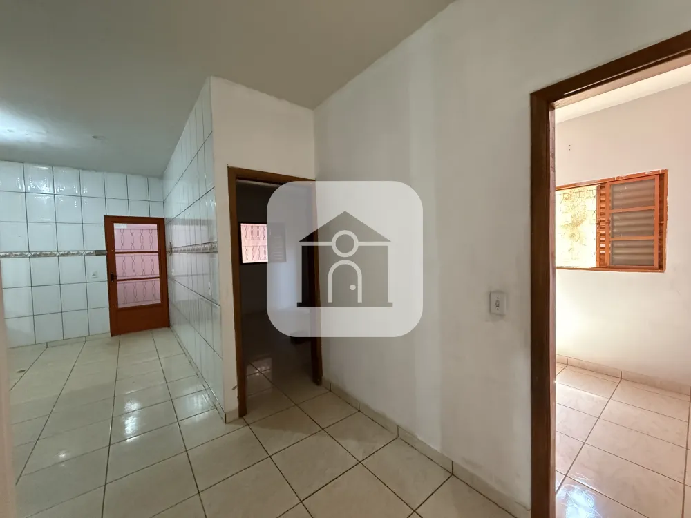 Alugar Casa / Padr&atilde;o em Uberl&acirc;ndia R$ 1.700,00 - Foto 2