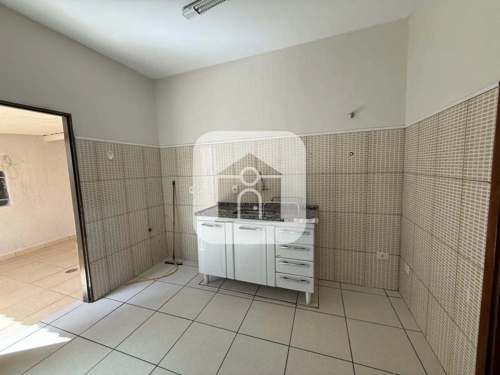 Alugar Casa / Padr&atilde;o em Uberl&acirc;ndia R$ 1.500,00 - Foto 4