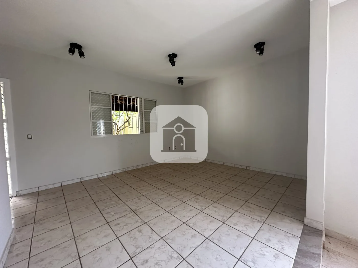 Alugar Casa / Padr&atilde;o em Uberl&acirc;ndia R$ 4.500,00 - Foto 2