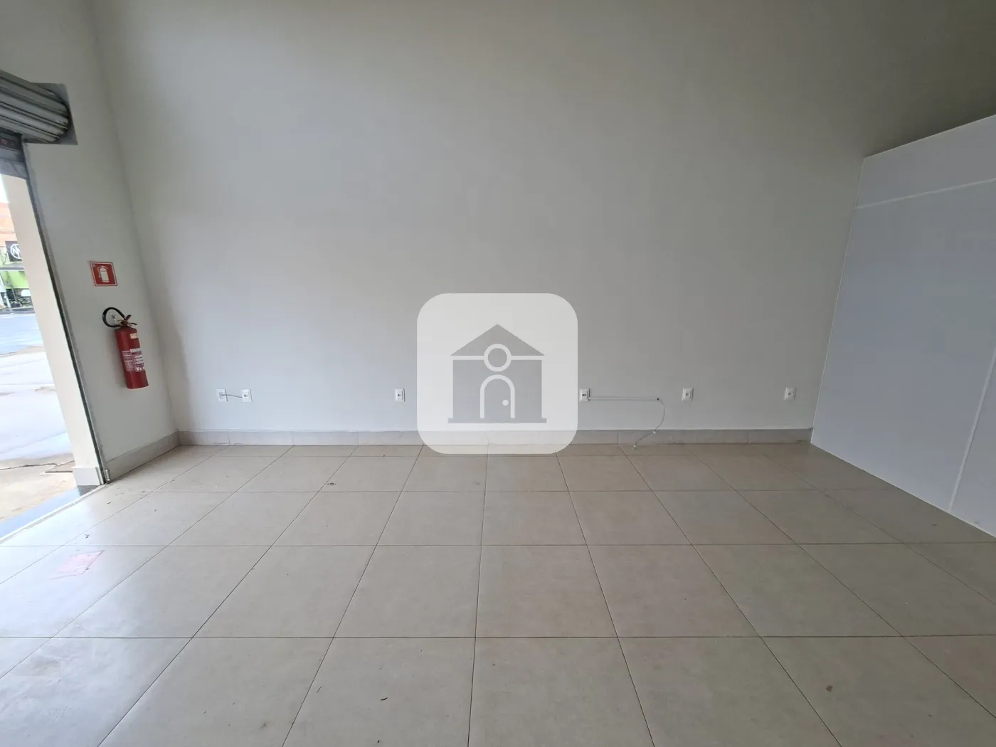 Alugar Comercial / Loja em Uberl&acirc;ndia R$ 1.600,00 - Foto 2