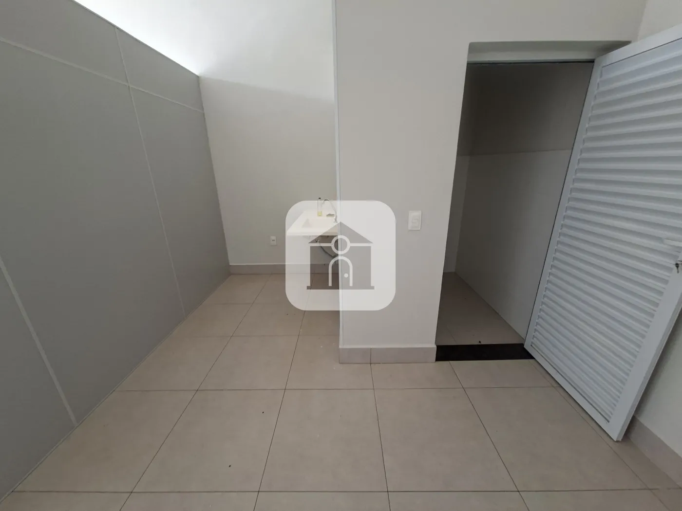 Alugar Comercial / Loja em Uberl&acirc;ndia R$ 1.600,00 - Foto 5