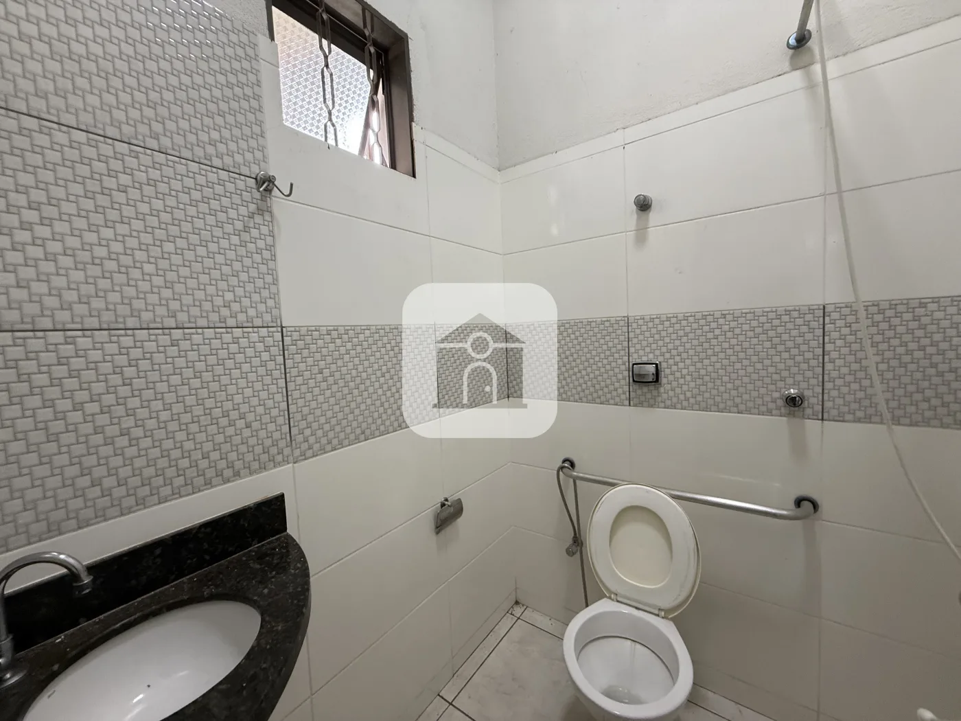 Alugar Comercial / Loja em Uberl&acirc;ndia R$ 3.400,00 - Foto 4