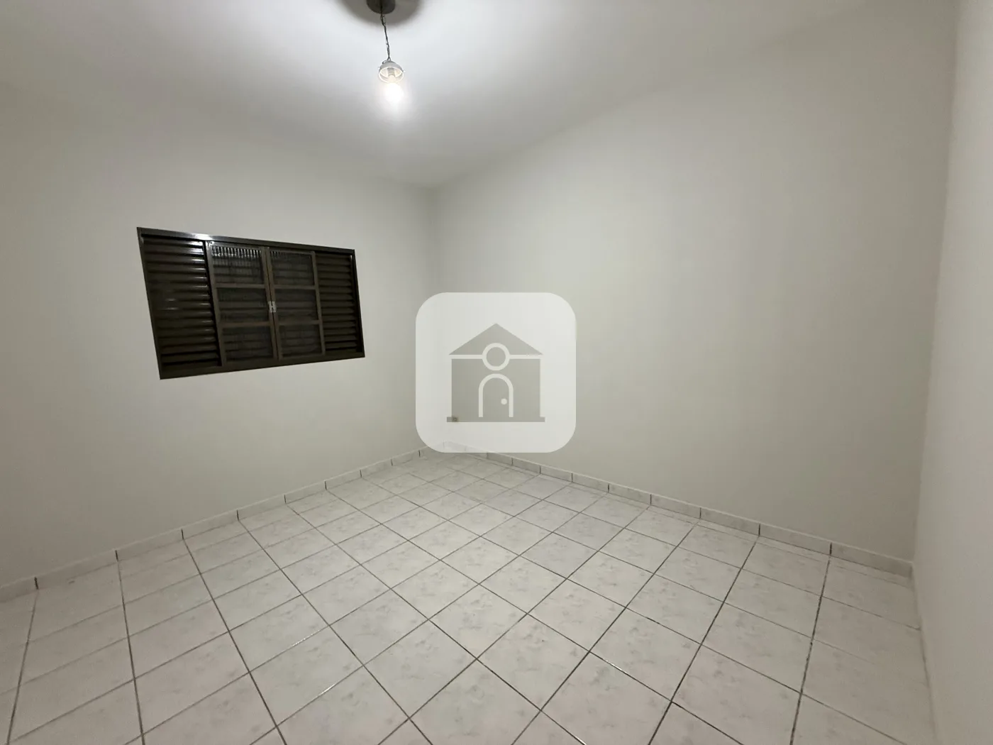 Alugar Casa / Padr&atilde;o em Uberl&acirc;ndia R$ 1.980,00 - Foto 2