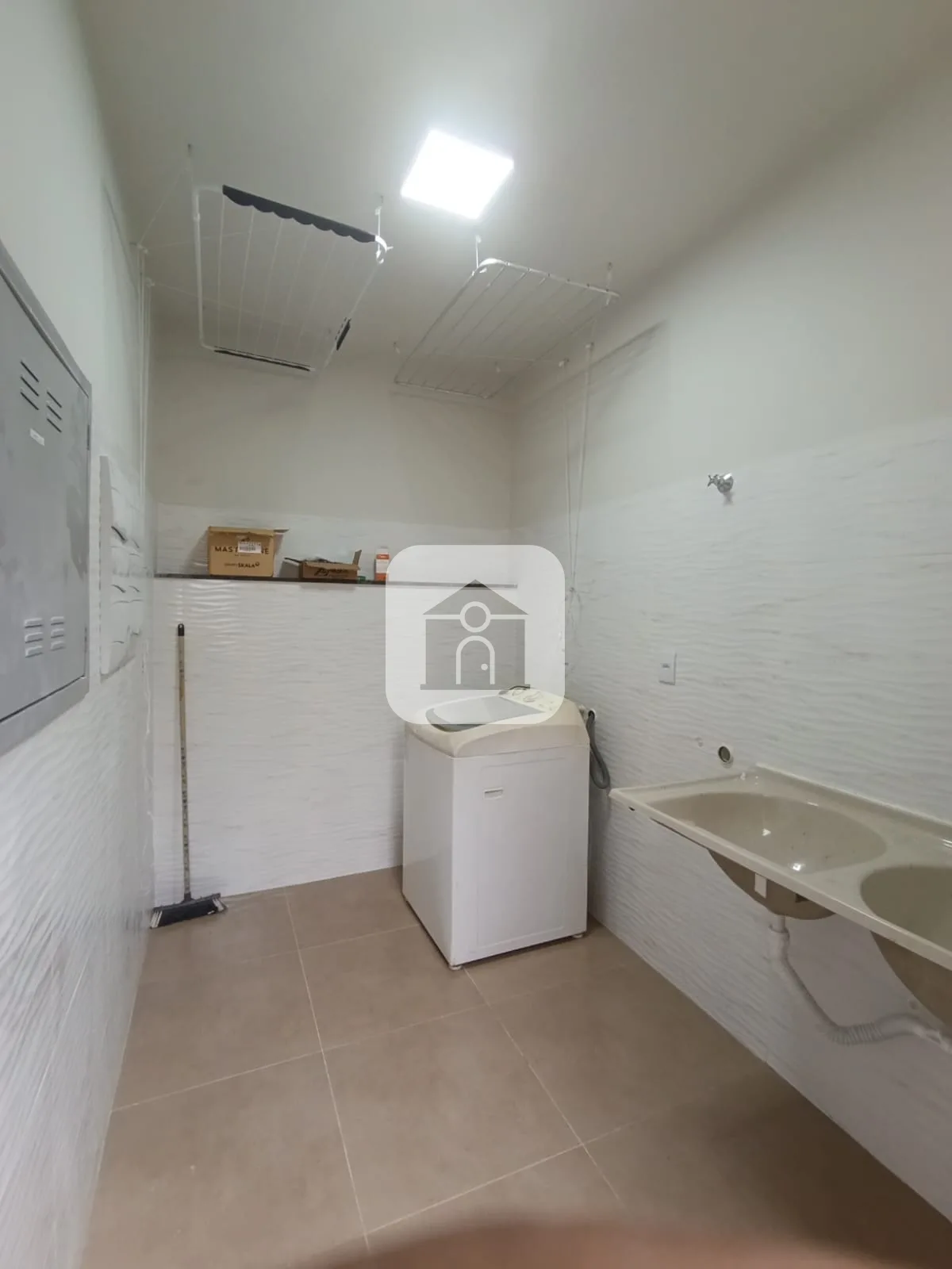 Alugar Apartamento / Quitinete em Uberl&acirc;ndia R$ 1.350,00 - Foto 2