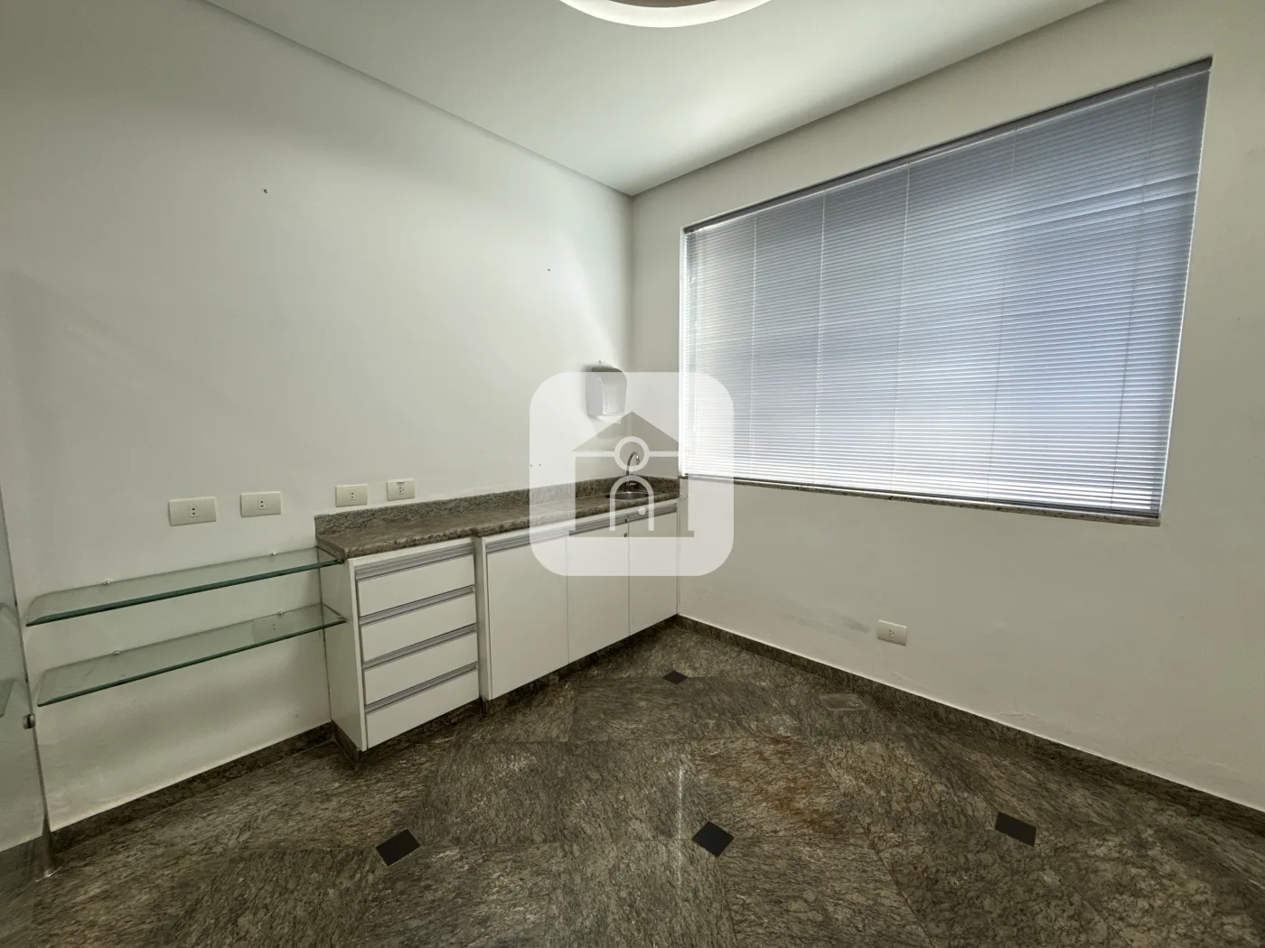 Alugar Comercial / Cl&iacute;nica em Uberl&acirc;ndia R$ 6.000,00 - Foto 16