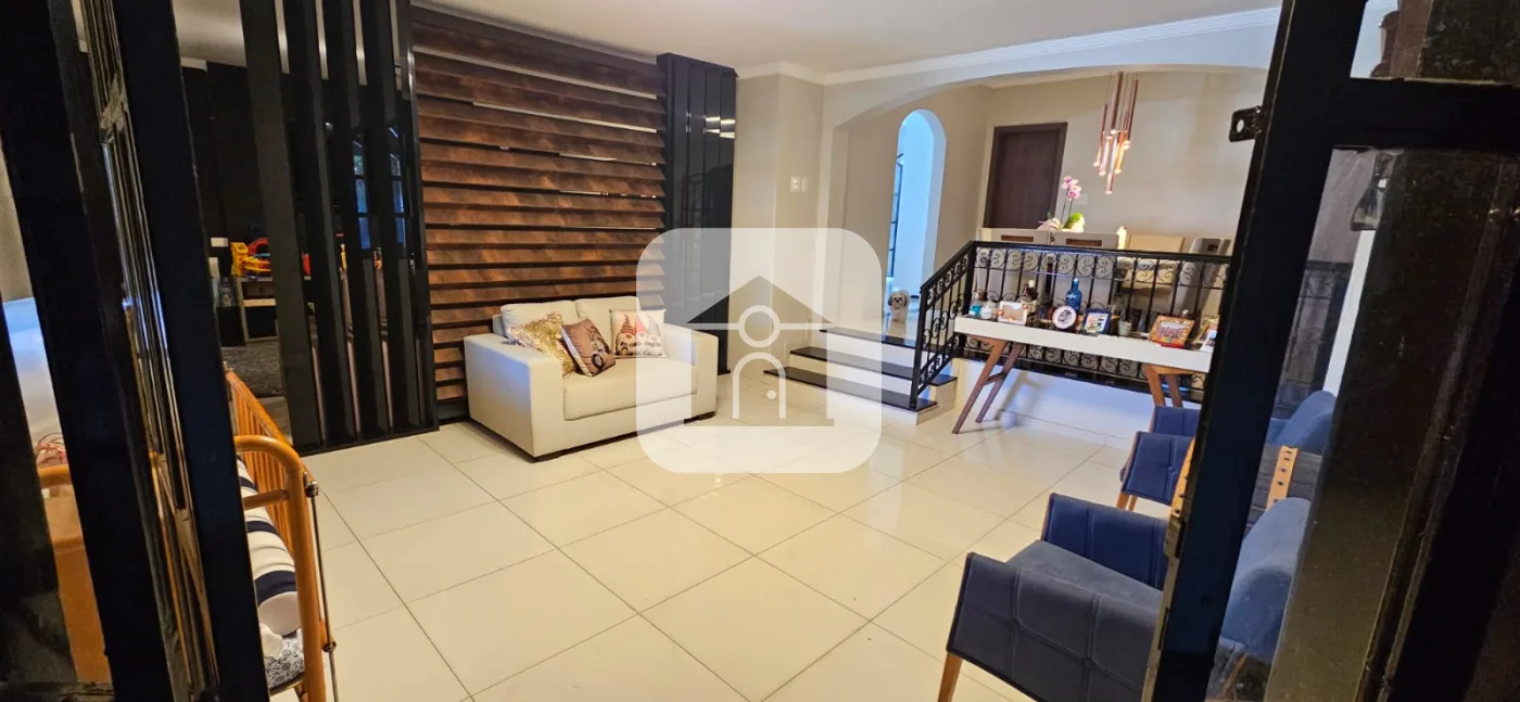 Alugar Casa / Padr&atilde;o em Uberl&acirc;ndia R$ 6.000,00 - Foto 1