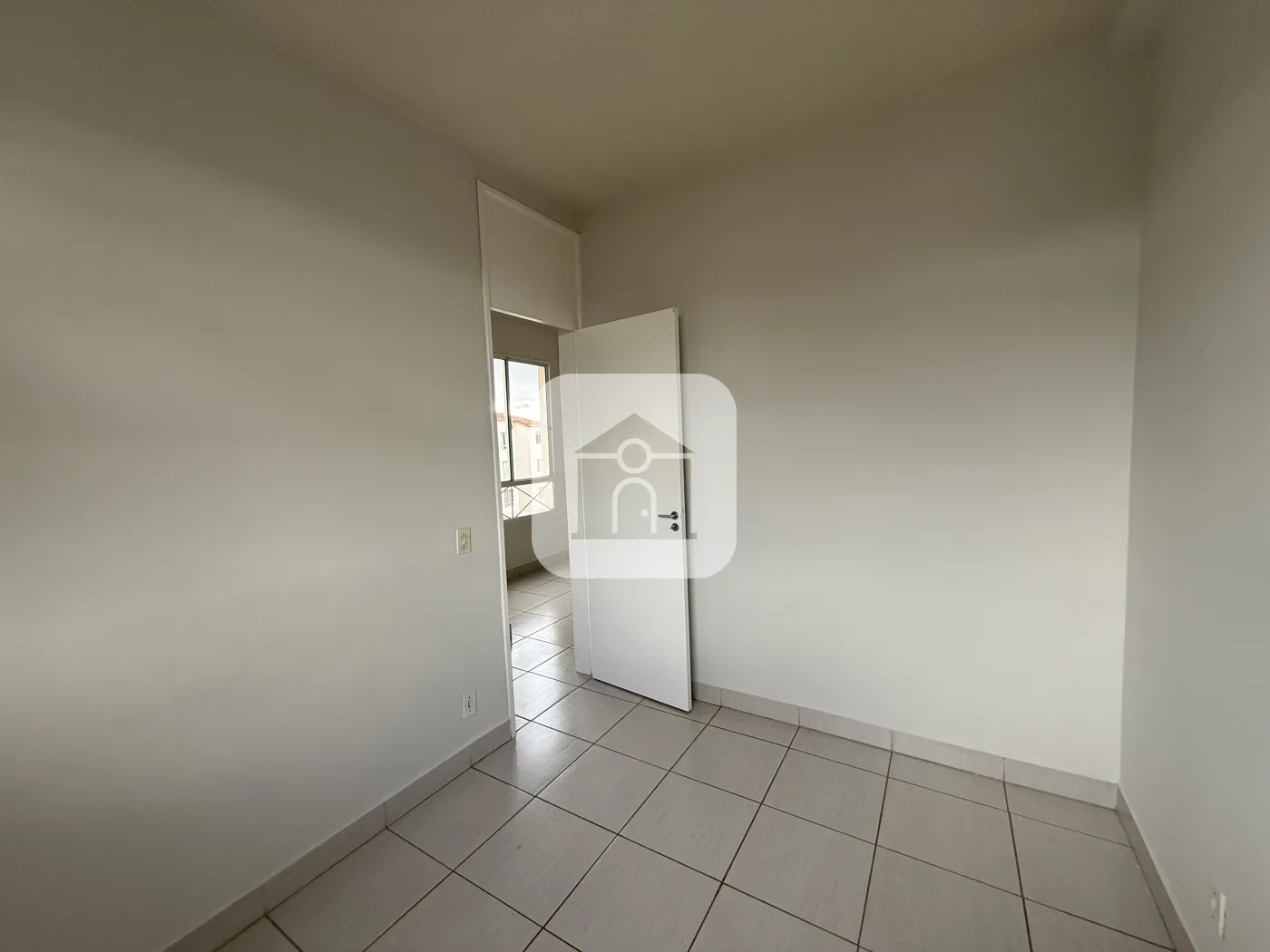 Alugar Apartamento / Padr&atilde;o em Uberlandia R$ 900,00 - Foto 3