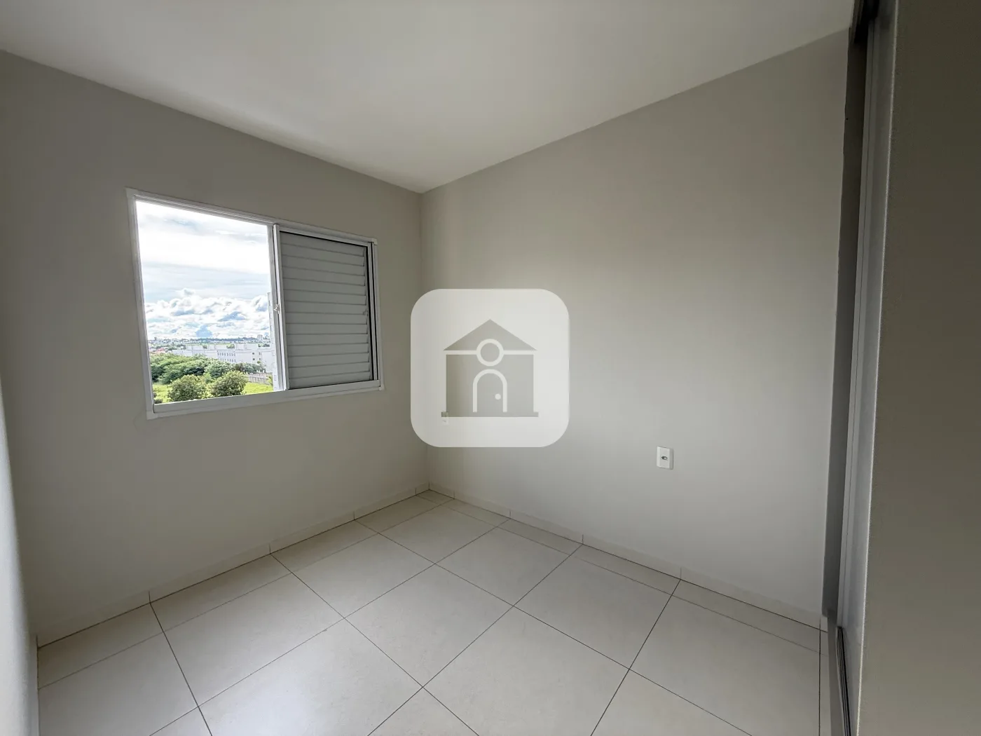 Alugar Apartamento / Padr&atilde;o em Uberlandia R$ 2.000,00 - Foto 2