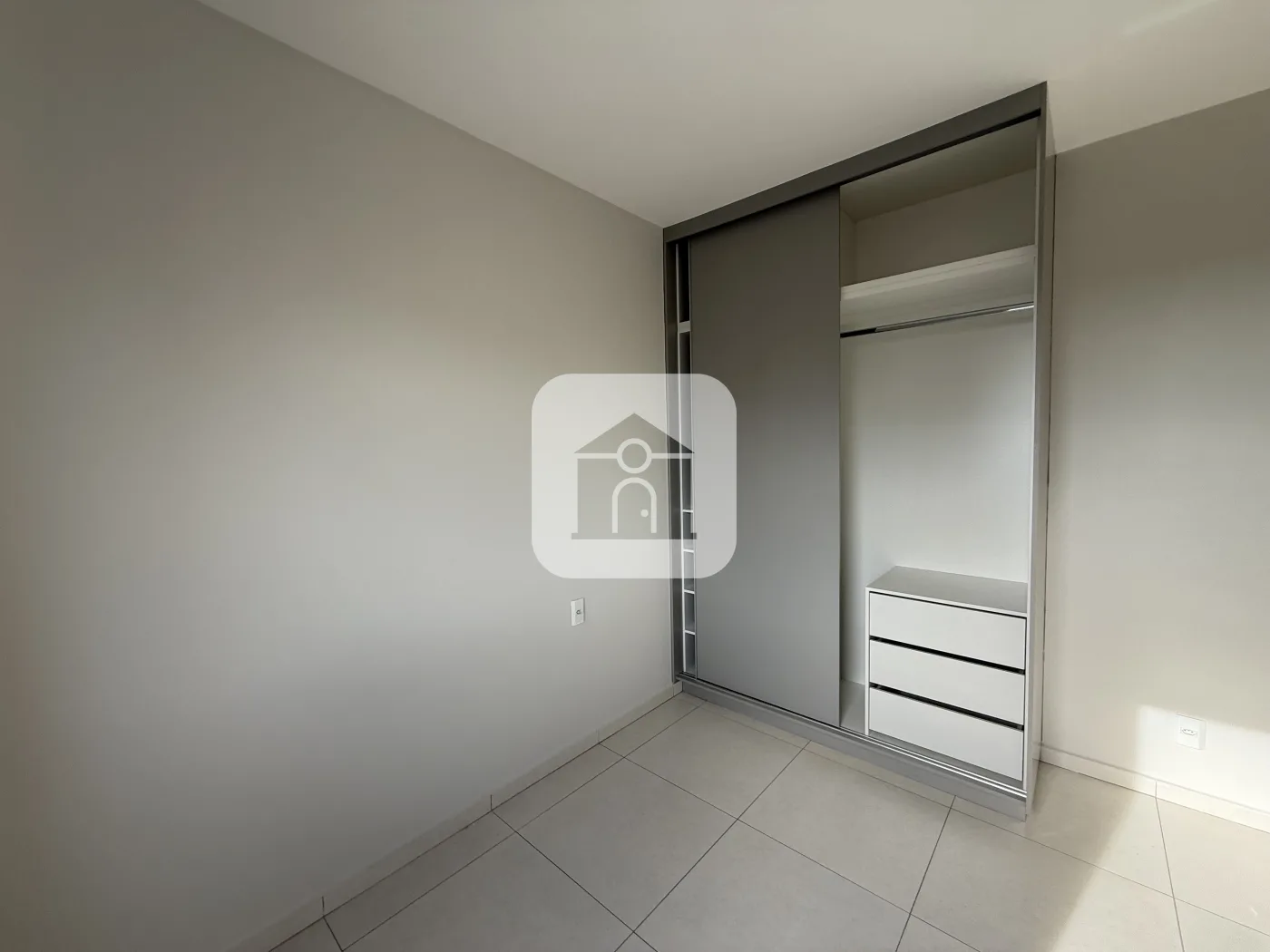 Alugar Apartamento / Padr&atilde;o em Uberlandia R$ 2.000,00 - Foto 3