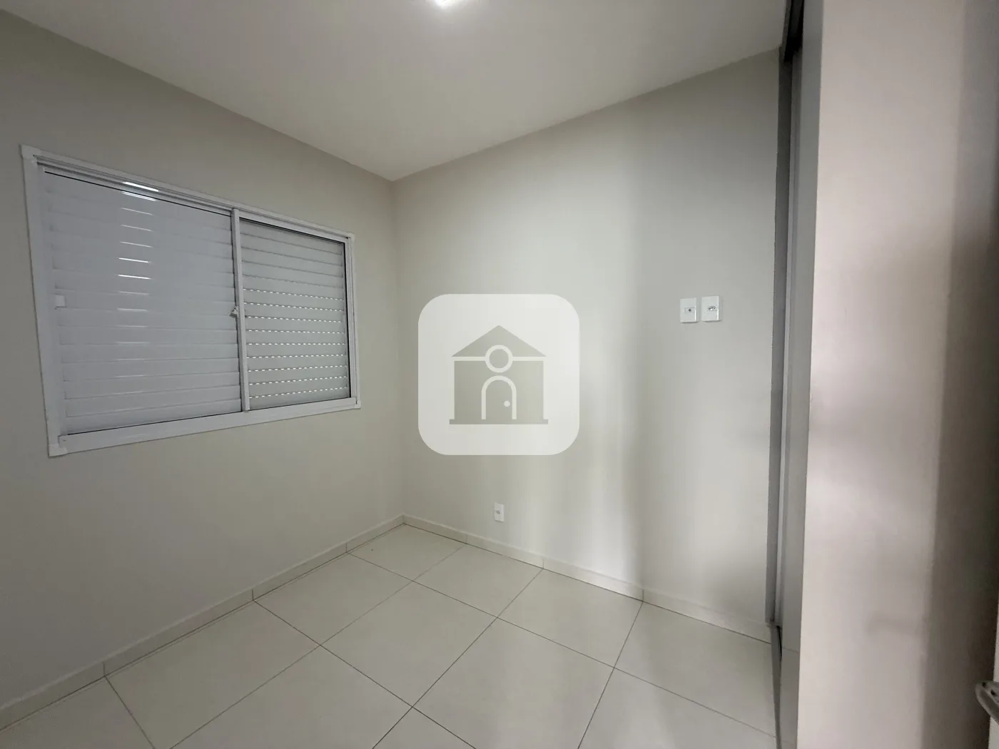 Alugar Apartamento / Padr&atilde;o em Uberlandia R$ 2.000,00 - Foto 4